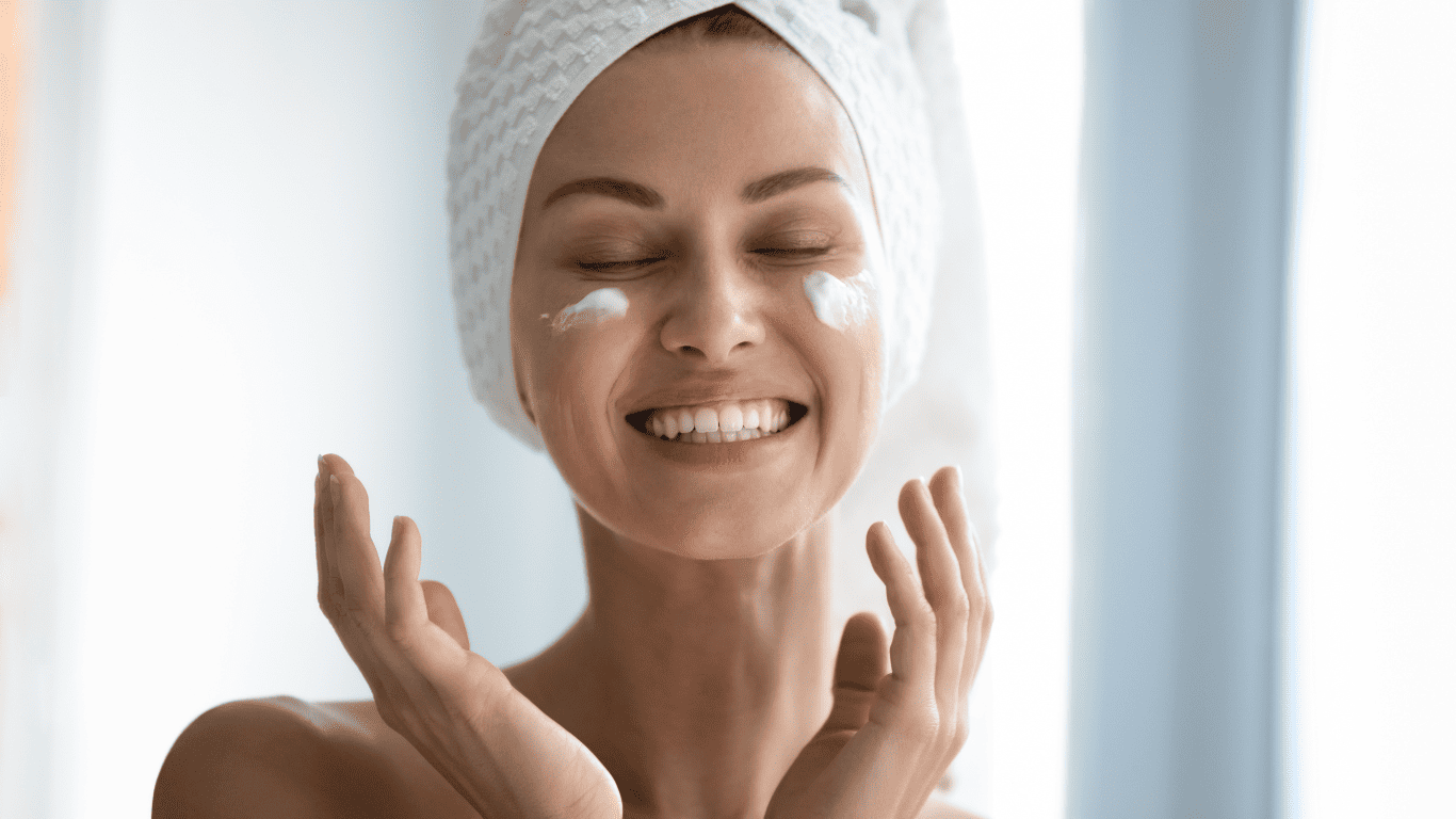 Donna che applica una crema viso per pelle matura
