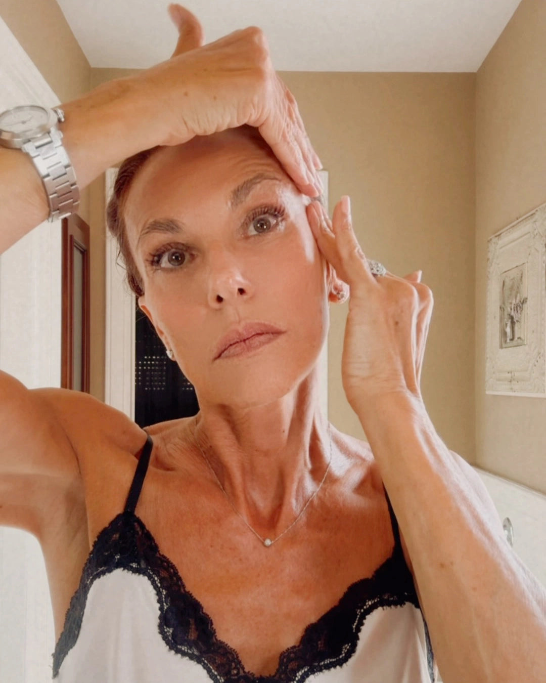 donna over 40 durante la routine skincare pherve